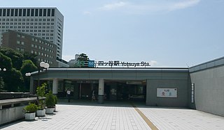 <span class="mw-page-title-main">Yotsuya Station</span> Railway and metro station in Tokyo, Japan