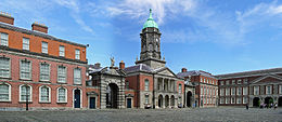 (Irlande) Dublin Castle Up Yard.JPG