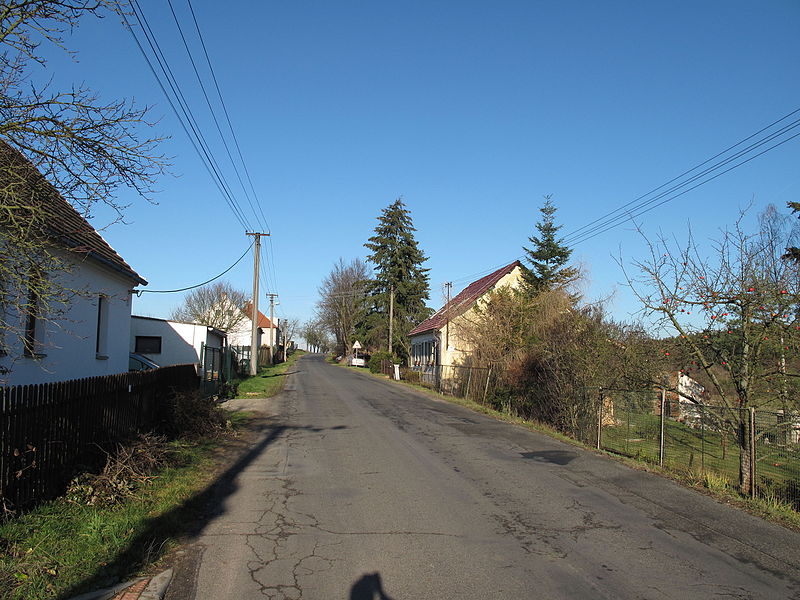 File:Čelákovy, silnice.jpg