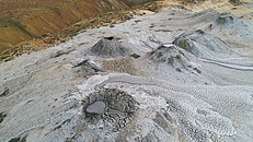 Jeden z wulkanów w Kompleksie turystycznym wulkanów błotnych w rejonie Apszeron w Azerbejdżanie