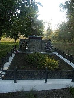 Bratsʹka mogila 22 radansʹkih voíнівnív, poginulih pri zvílʹnénníh sela Komarovka.jpg