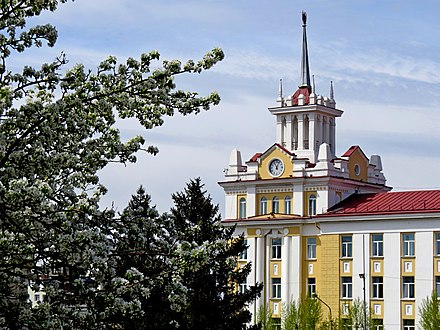 Радио бурятии. Забайкаллес Улан Удэ здание. Сталинский Ампир Улан-Удэ. Дом радио Улан-Удэ. Площадь советов Улан-Удэ шпиль.