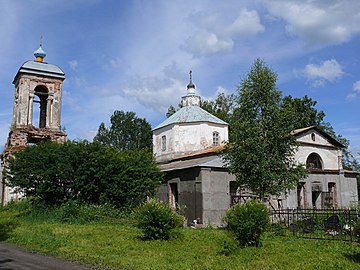 Троицкий храм в селе Татево, в ограде похоронены представители рода Рачинских