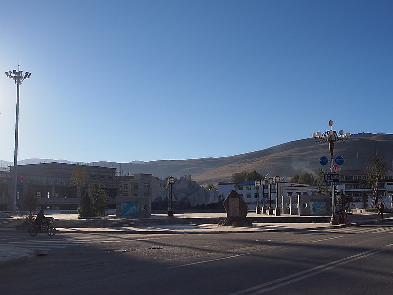 File:稻城雪山广场 - Snow Mountains Square - 2012.10 - panoramio.jpg