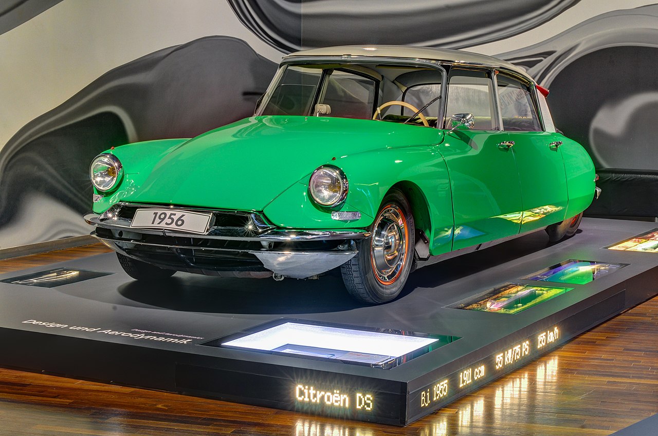 La Citroën DS, millésime 1956 (Autostadt, Wolfsbourg).  (définition réelle 4 279 × 2 835)