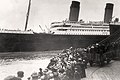 El Titanic prosiguiendo su camino a Cherburgo, poco después de evitar la colisión con el New York. La proa del Oceanic se visibiliza a la derecha.