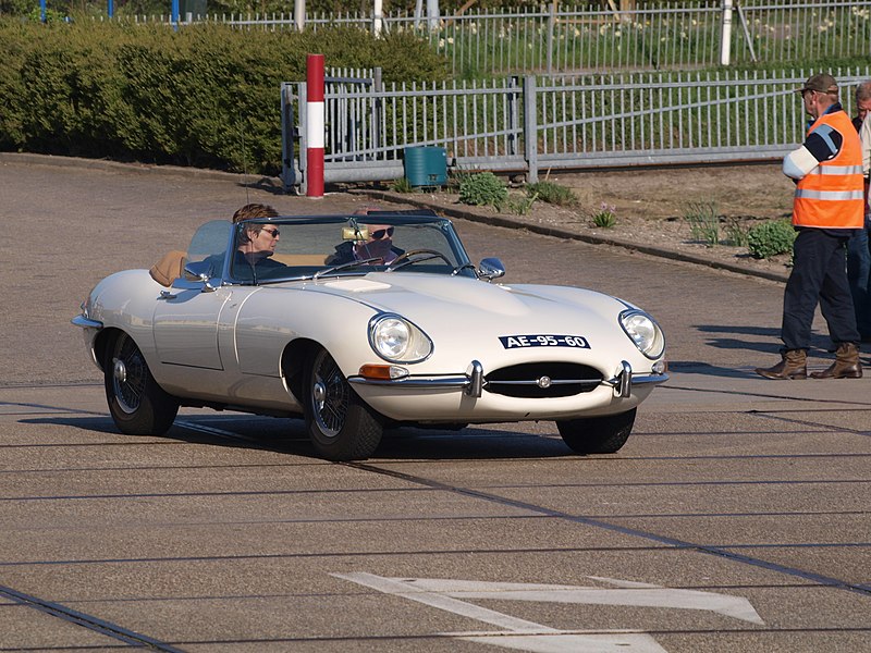 File:1968 Jaguar E-type, Dutch licence registratoin AE-95-60, pic1.JPG