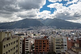 Panorama grada sa Vulkanom Pichincha u pozadini
