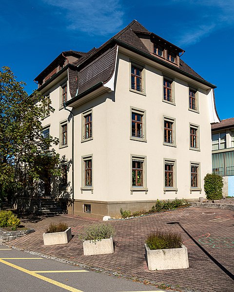 File:2019-Fuellinsdorf-Schulhaus.jpg