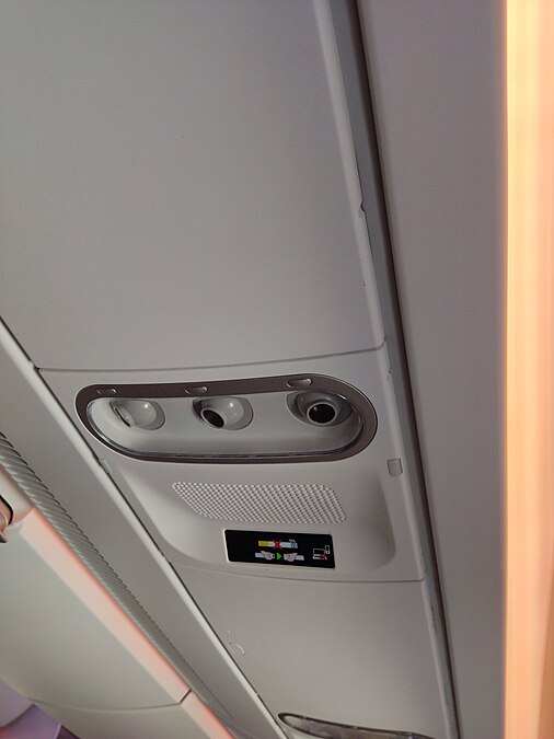 Кнопки вызова бортпроводника, включения индивидуального освещения и настройка вентиляции в A350