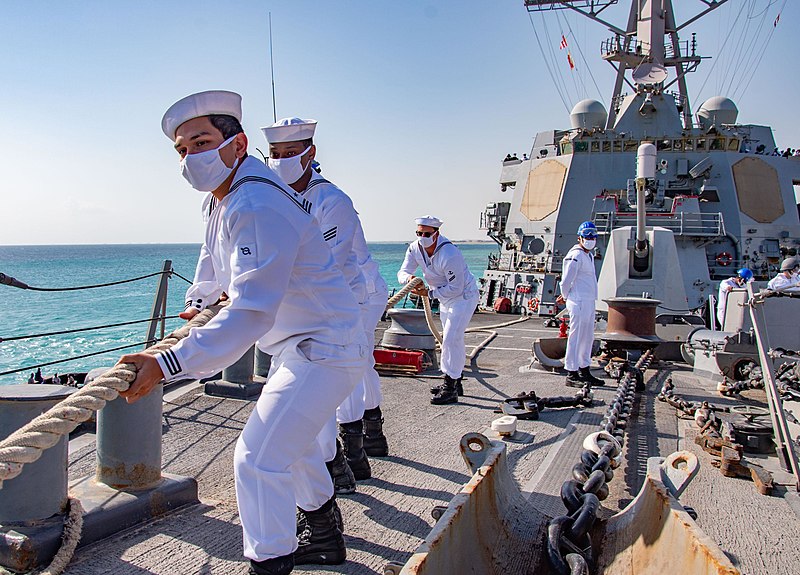 File:210301-N-PS962-1133 Line handlers aboard the guided-missile destroyer USS Winston S. Churchill (DDG 81) pull mooring lines tight.jpg