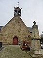 L'église paroissiale Saint-Nicodème et le monument aux morts.