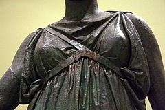 Lederen riemen onder en boven de borsten, over de tuniek gedragen. Detail van een 4e-eeuws Grieks standbeeld van Artemis.