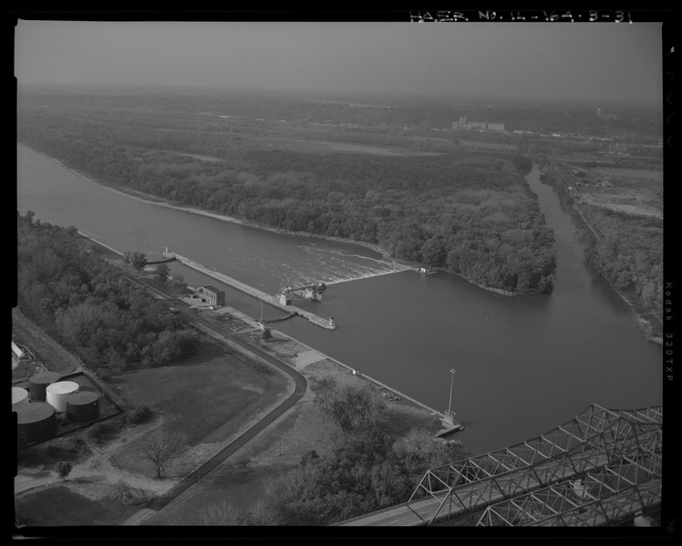 File:AERIAL VIEW OF PEORIA LOCK AND DAM. LOOKING WEST. - Illinois Waterway, Peoria Lock and Dam, 1071 Wesley Road, Creve Coeur, Tazewell County, IL HAER IL-164-B-31.tif
