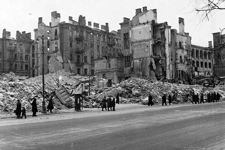 Оккупация киева немцами. Киев Крещатик руины 1945. Крещатик в Киеве 1943. Разрушенный Киев 1941. Киев Крещатик 1941.