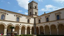 Vista primo cortile dell'abbazia.