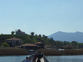 Поглед на куќи на островот од понтонскиот мост
