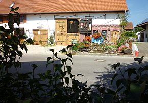 Alleshausen am Federsee - Vorgarten eines Bauernhauses 02.JPG