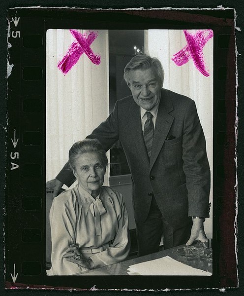File:Alva and Gunnar Myrdal at desk.jpg