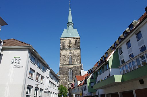 Hildesheim: Blick ostwärts durch die Eckemekerstraße auf den Turm der Andreaskirche