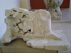 Partie inférieure d'une statue d'Athéna Promachos (36 fragments) (A91 et A800). Marbre de Paros, vers 480 - 470 av. J.-C.