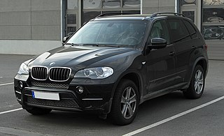 File:BMW X5 Edition 10 Jahre X5 (E70) – Frontansicht, 17. Juli 2011,  Düsseldorf.jpg - Wikimedia Commons