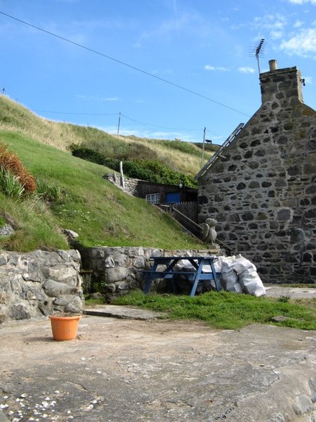 File:Backyard in Crovie - geograph.org.uk - 1060432.jpg