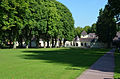 Der Park in Bad Hermannsborn. Im Hintergrund die denkmalgeschützte Brunnenanlage