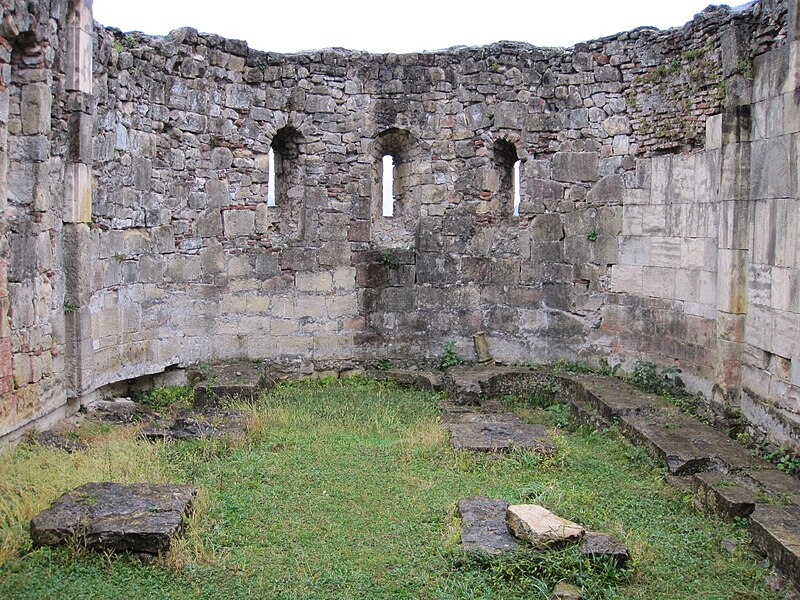 File:Bagrati cathedral. Ruined chapel (interior).jpg