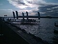 Uitzicht over het Balatonmeer tijdens zonsondergang, waar festivalgangers kunnen relaxen op de pier