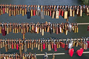 English: Love padlocks on the "Kettenbrücke" in Bamberg, Germany Deutsch: Liebwsschlösser an der Kettenbrücke in Bamberg