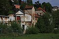 Detailansicht des Fabrikgebäudes mit der Villa im Hintergrund