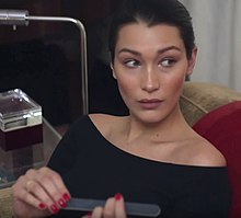 Bella Hadid 15 Advent 2015 02.jpg