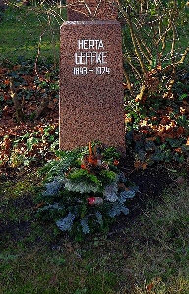 File:Berlin Friedrichsfelde Zentralfriedhof, Pergolenweg - Geffke, Herta 02.jpg