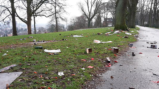 Nach dem Neujahrsfeuerwerk nahe Bielefeld (Sparrenberg Castle): January 1, 2016 after the New Year fireworks in Germany.