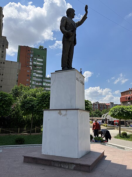 File:Bill Clinton statue - Pristina Kosovo June 2023.jpg