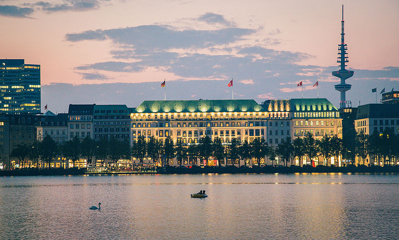 File:Binnenalster Sunset - Hamburg (19198605320).jpg