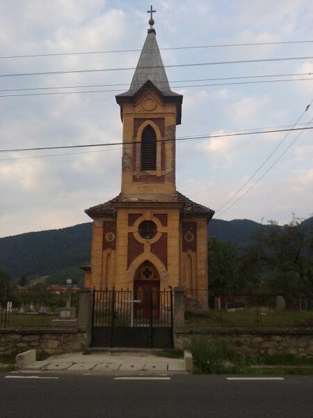 File:Biserica Catolică Pui.jpg