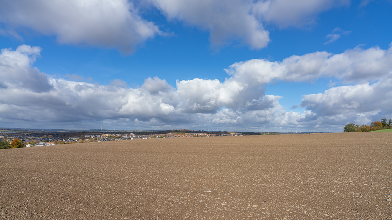 File:Blick auf Feld am Wartturm 20211023 HOF07707 RAW-Export 20220711004060.png