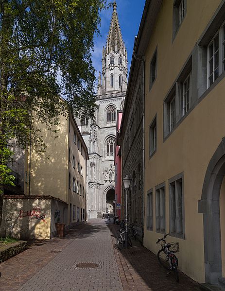 File:Blick aus der Katzgasse auf den Turm des Konstanzer Münsters.jpg