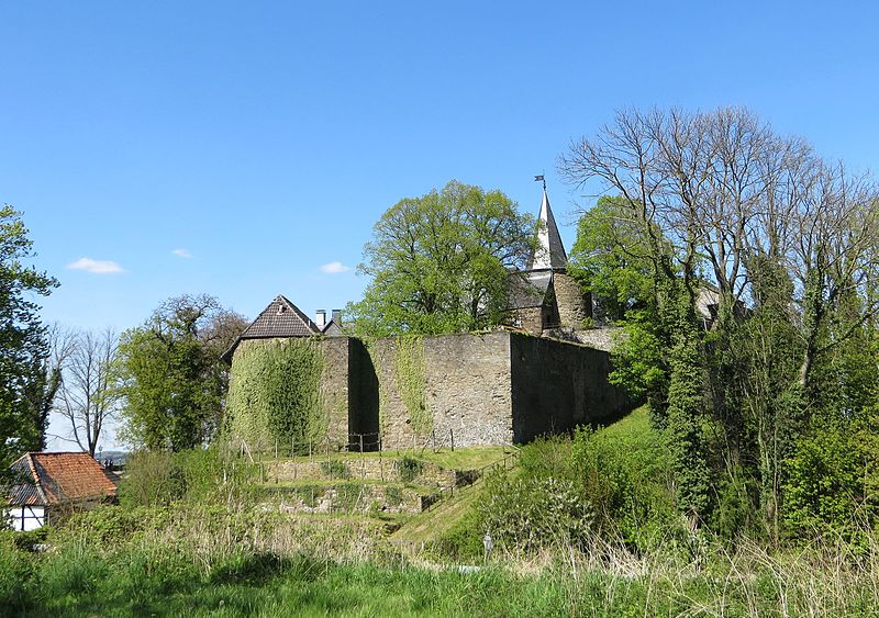 File:Blick von Süden auf das Schloss Hohenlimburg.JPG