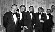 Von links nach rechts: Bob Hope, John Wayne, Ronald Reagan, Dean Martin und Frank Sinatra bei einem Dinner für Reagans Wiederwahlkampagne (1970)