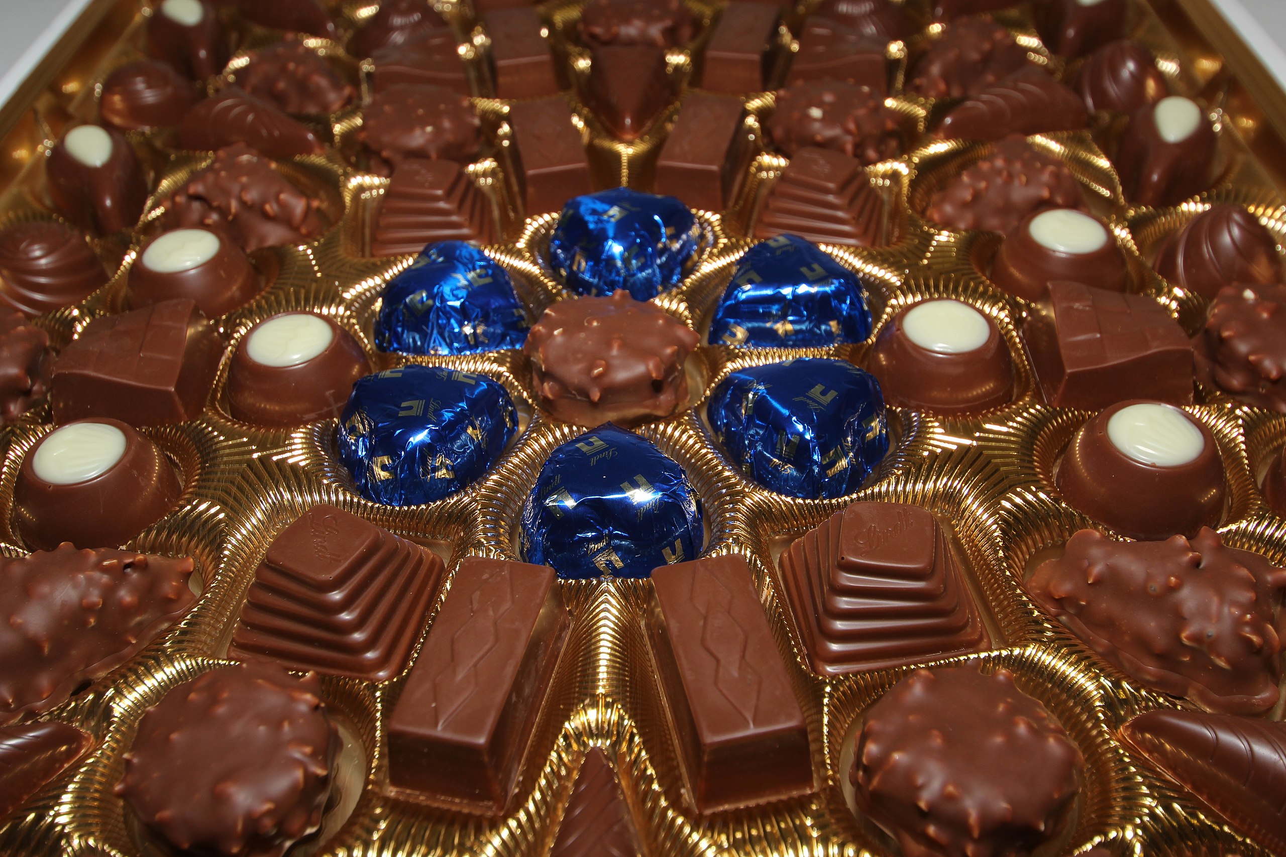File:Boite de chocolats Champs-Elysees Lait Lindt - 08.jpg - Wikimedia  Commons