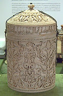 Smykkeskrin av elfenbein med islamistisk relieffdekor fra Córdoba-kalifatet i Spania på 900-tallet.