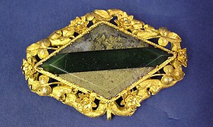 Brooch (AM 2005.59.1-2).jpg