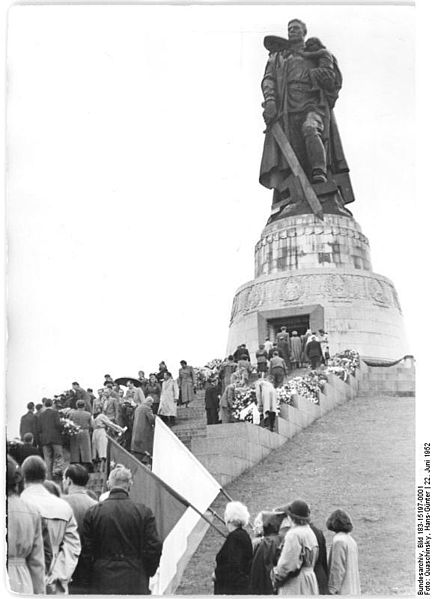 File:Bundesarchiv Bild 183-15197-0001, Berlin-Treptow, sowjetisches Ehrenmal, Kranzniederlegung.jpg