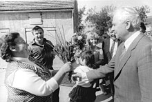 Bei einem Rundgang durch das Dorf Möbiskruge kam es auch zu einer herzlichen Begegnung mit der Bäuerin Meta Krüger (l.), Besuch einer KPdSU-Delegation am 13. September 1989