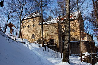 View of Rabeneck Castle from the circular walk Burg Rabeneck in einer aktuellen Ansicht.JPG