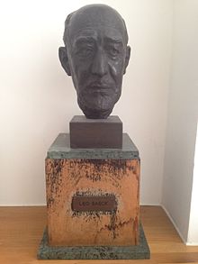 פסל של ליאו בק בספריית וינר לחקר השואה ורצח העם בלונדון (אנ')