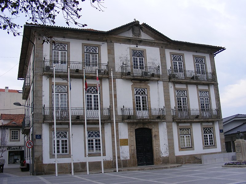 File:Cámara Municipal de Oliveira de Azeméis.JPG
